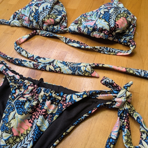 2/$25-Quintsoul NWOT Triangle Bikini Size Small Floral - Picture 4 of 8
